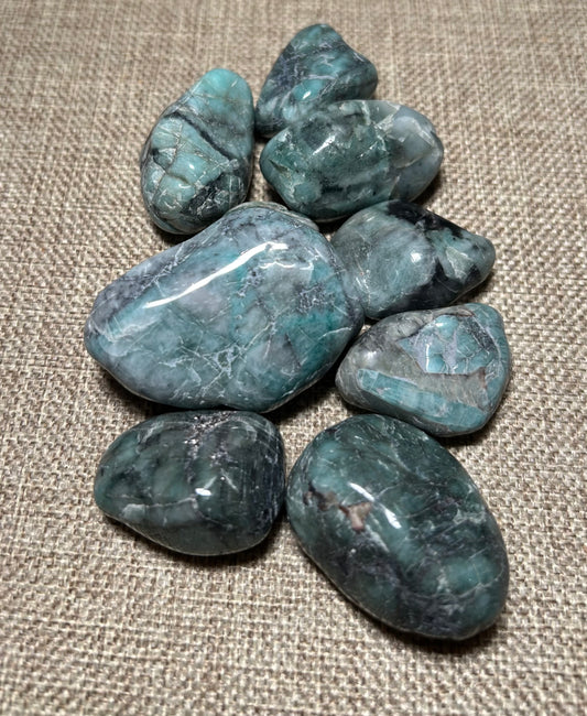 Super Emerald Tumble Stone – Heart Healing & Abundant Energy